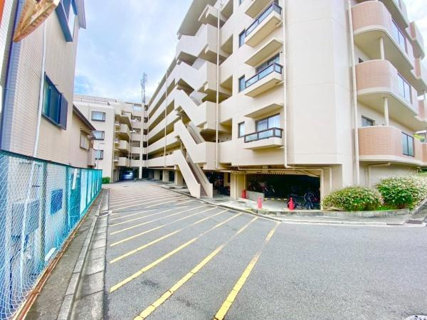 【駐車場】 | サン北野田ハイツ | 幅の広い駐車場となっております♪お車の出し入れも楽々ですね♪