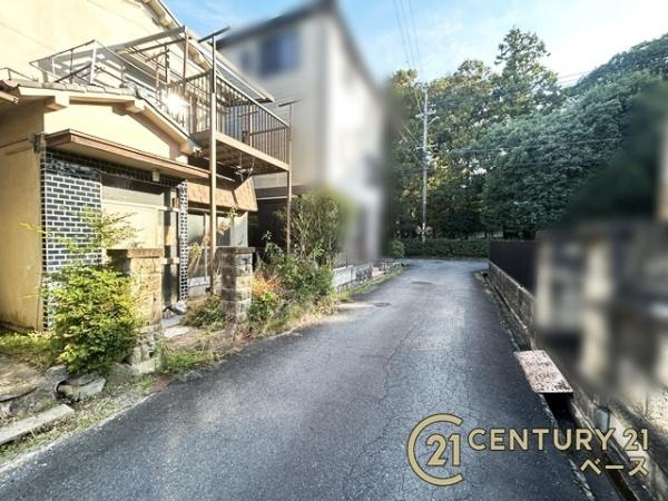 御所市柳田町　一戸建の前面道路含む現地写真|前面道路はゆったりとした道幅がございます。