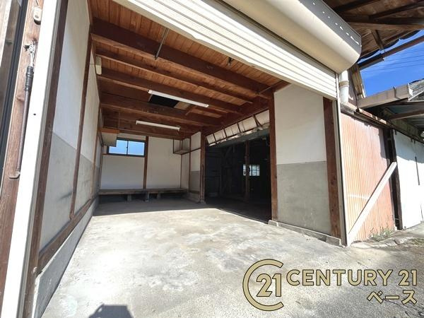 奈良市下狭川町　一戸建の駐車場|■現地撮影写真■大型車も入る車庫が１台分あります！