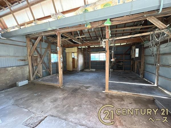 奈良市下狭川町　一戸建のその他|■現地撮影写真■車庫の横に家庭菜園の道具などもしまえる倉庫部分があります！