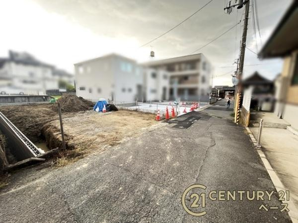 リーブルガーデン別所町 ／新築一戸建の前面道路含む現地写真|道路路の高低差もなく駐車も楽々！