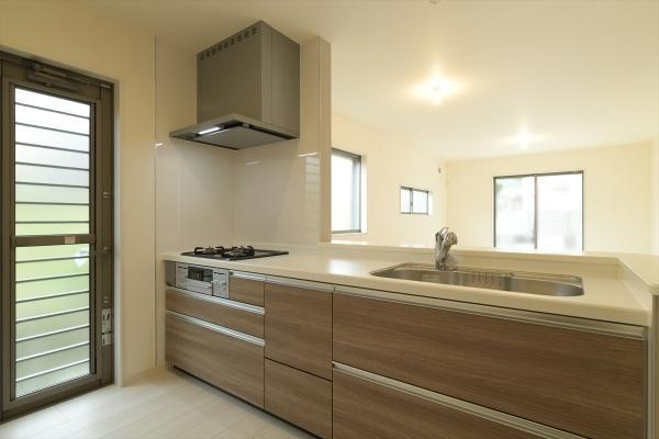 リーブルガーデン別所町 ／新築一戸建の内観：施工例|■収納力と使いやすさを追求したシステムキッチンです！■