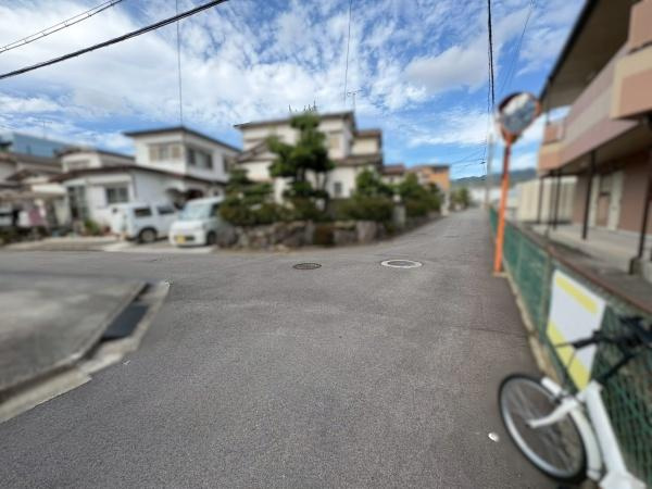 岩出市水栖　中古戸建の前面道路含む現地写真