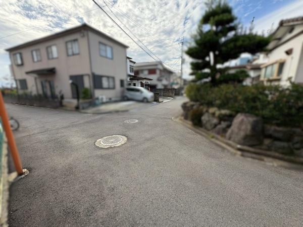 岩出市水栖　中古戸建の前面道路含む現地写真