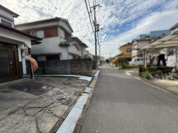 岩出市水栖　中古戸建の前面道路含む現地写真