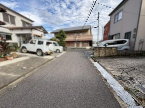 岩出市水栖　中古戸建の前面道路含む現地写真