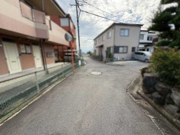 岩出市水栖　中古戸建の前面道路含む現地写真