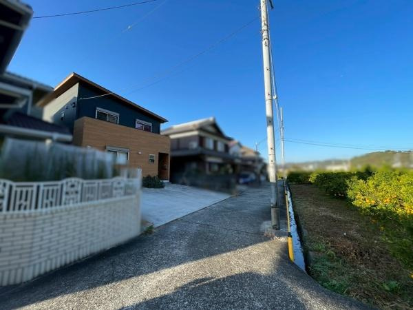 下津町中　中古戸建の前面道路含む現地写真