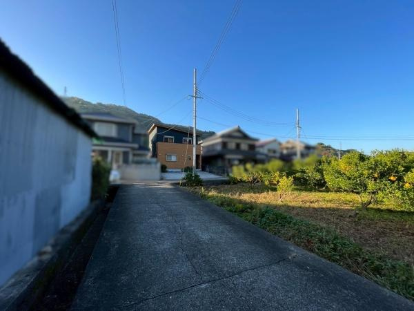 下津町中　中古戸建の前面道路含む現地写真