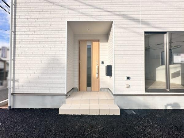 和歌山市鳴神第4-1号棟　新築戸建の玄関