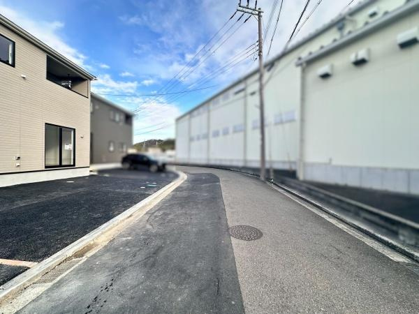 和歌山市鳴神第4-2号棟　新築戸建の前面道路含む現地写真