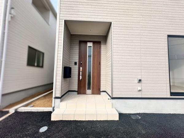 和歌山市鳴神第4-2号棟　新築戸建の玄関