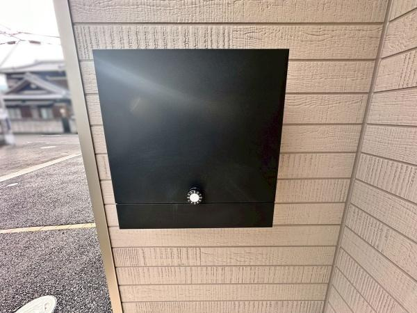和歌山市鳴神第4-2号棟　新築戸建の玄関