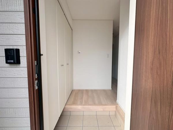 和歌山市鳴神第4-2号棟　新築戸建の玄関