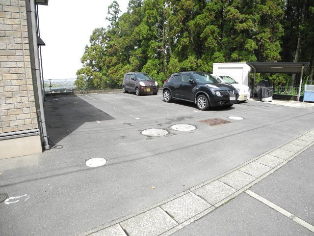 メゾン・ラ・パトリアEの駐車場