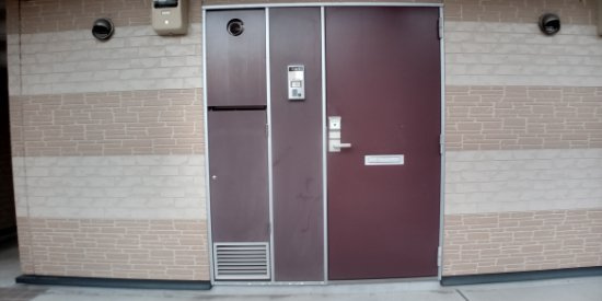 レオパレス稲荷町の玄関