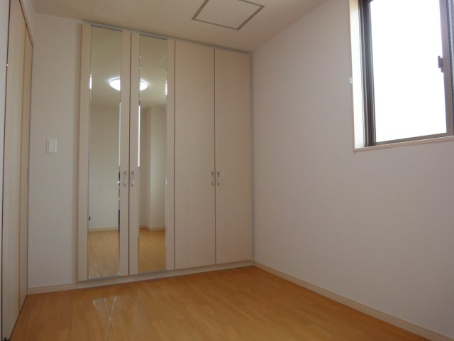 Ｐｉｎｅ　Ｖａｌｌｅｙ　弐番館の内装|洋室・姿見