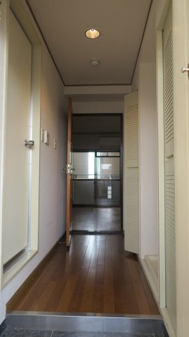 朝日プラザ岸里パサージュの玄関