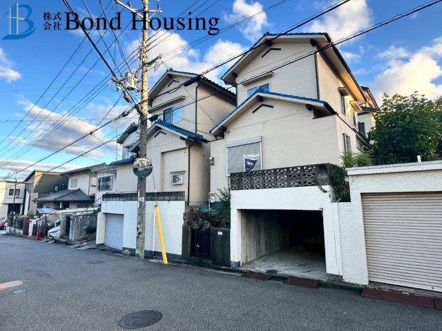 2016年フルリノベ済み・お車2台駐車可　大久保町山手台　築51年の前面道路含む現地写真