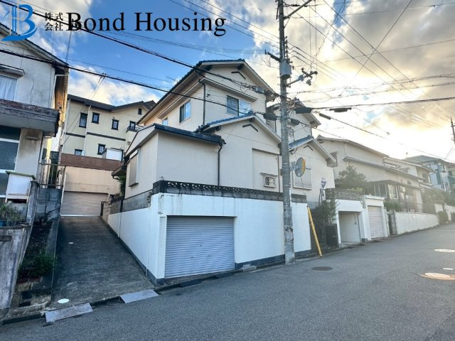 2016年フルリノベ済み・お車2台駐車可　大久保町山手台　築51年の前面道路含む現地写真