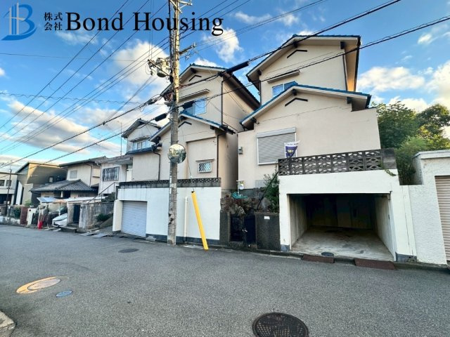 2016年フルリノベ済み・お車2台駐車可　大久保町山手台　築51年の前面道路含む現地写真