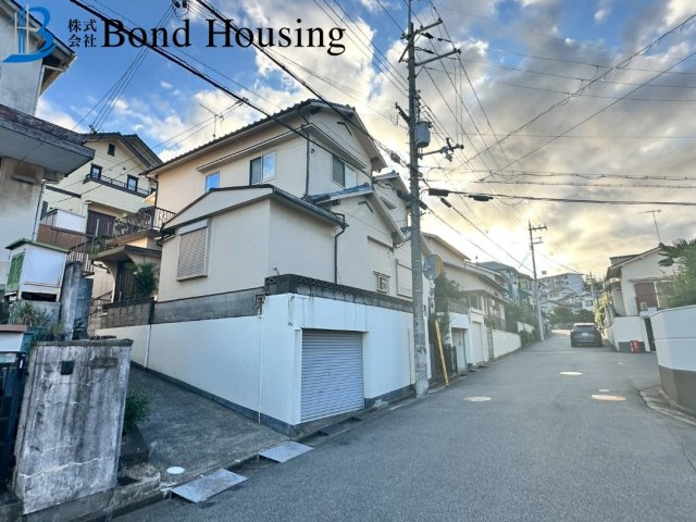 2016年フルリノベ済み・お車2台駐車可　大久保町山手台　築51年の前面道路含む現地写真