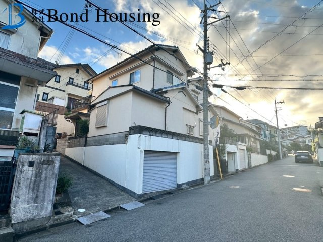 2016年フルリノベ済み・お車2台駐車可　大久保町山手台　築51年の前面道路含む現地写真