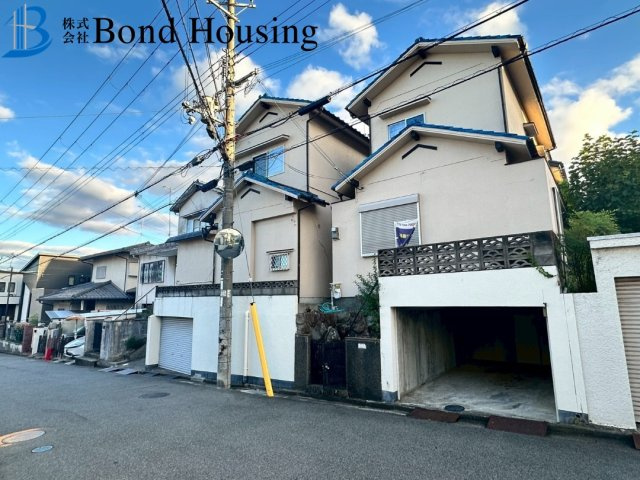 2016年フルリノベ済み・お車2台駐車可　大久保町山手台　築51年の前面道路含む現地写真