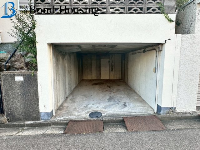 2016年フルリノベ済み・お車2台駐車可　大久保町山手台　築51年の駐車場