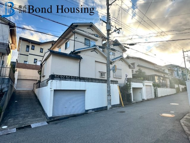 2016年フルリノベ済み・お車2台駐車可　大久保町山手台　築51年の前面道路含む現地写真