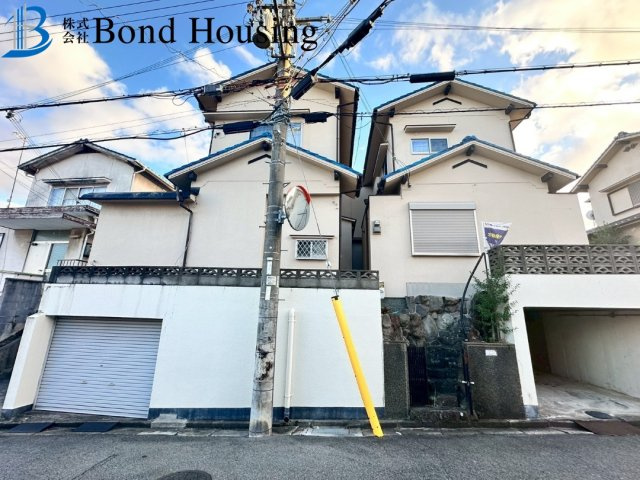 2016年フルリノベ済み・お車2台駐車可　大久保町山手台　築51年の外観