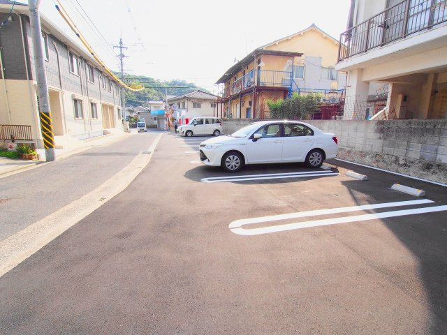 ホワイトリリーの駐車場