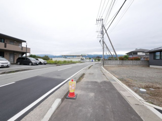 【前面道路含む現地写真】 | 物件前の１２．５ｍ公道を西に望む