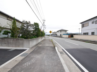 【前面道路含む現地写真】 | 物件前の１２．５ｍ公道を東に望む