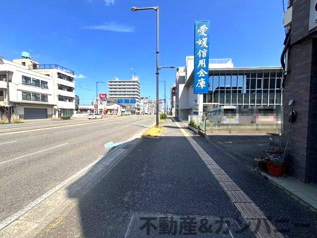 松山市本町５丁目の売地の前面道路含む現地写真|前面道路含む現地写真です