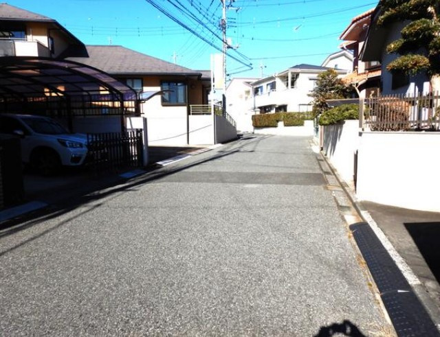 【土地】鶴ヶ島市松ヶ丘建築条件無し売地の前面道路含む現地写真|前面道路含む現地写真です