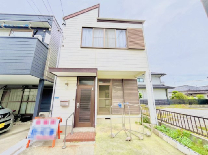 売中古戸建　中央区曳馬一丁目の外観|築37年 4DKの間取りの物件。周辺の利便性の良い立地です。