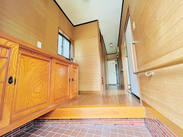 売中古戸建　中央区曳馬一丁目の玄関|シンプルで清潔感のある玄関です。収納スペースも〇