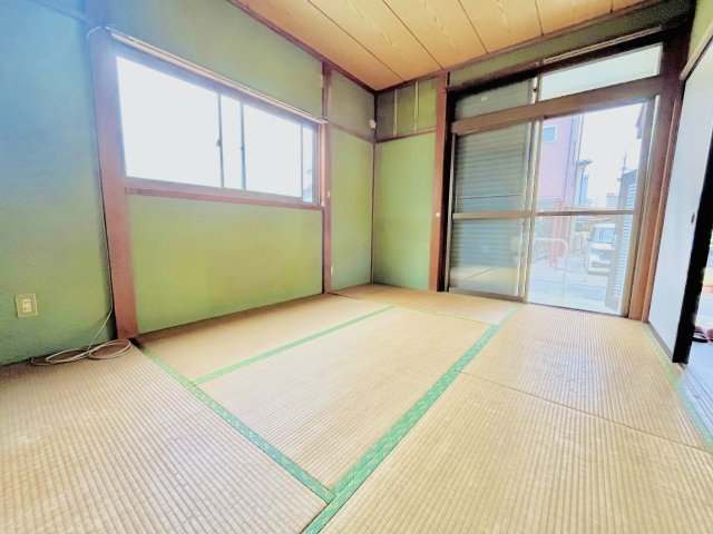 売中古戸建　中央区曳馬一丁目の和室|遮光面が多く明るい和室です。