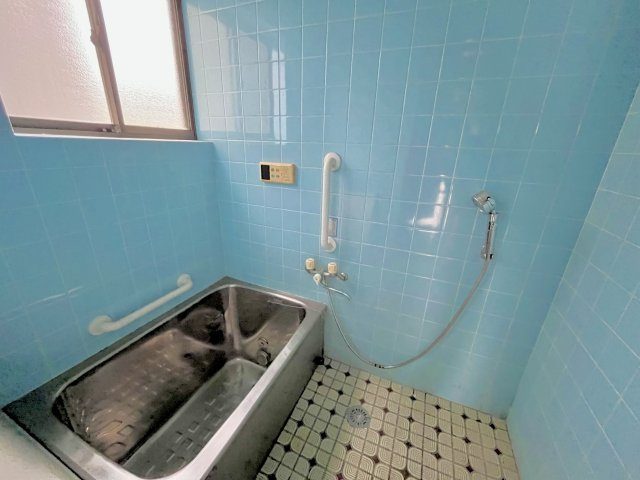売中古戸建　中央区曳馬一丁目の浴室|シンプルな浴室です。窓もあるので換気もしっかりできますね〇