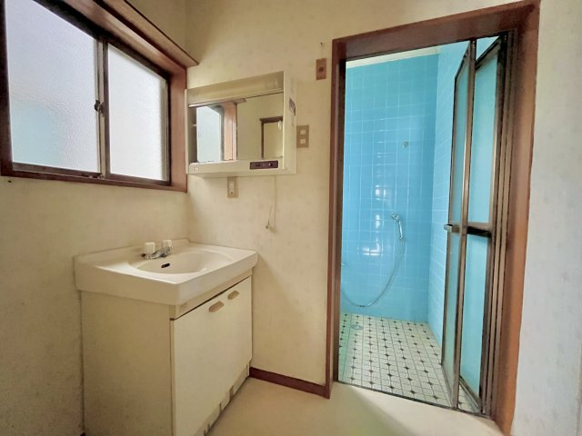 売中古戸建　中央区曳馬一丁目の洗面所|清潔感がある洗面スペースです。
