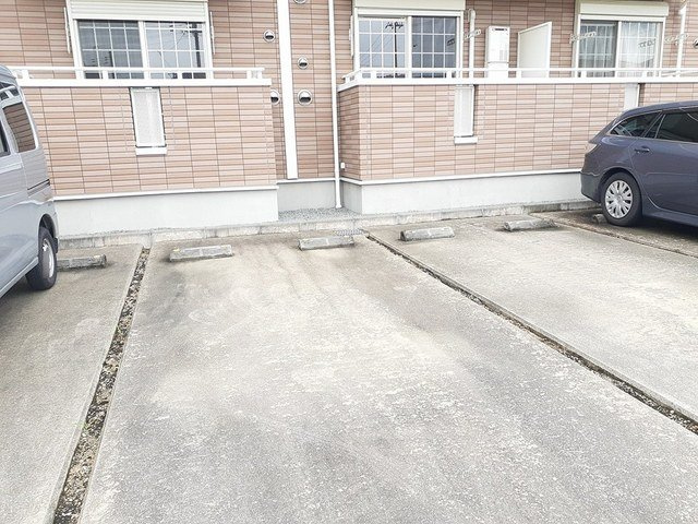 ベル　ローズの駐車場