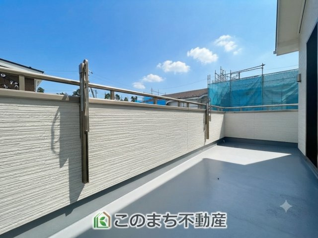 いろどりアイタウン宇都宮市野沢町23-P1　10号棟のバルコニー|奥行きがあり、洗濯物を干すスペースとして◎急な天候の変化にも慌てず対応することができます。テーブルやイスを配置して、寛ぎのスペースとしてもご利用いただけます。
