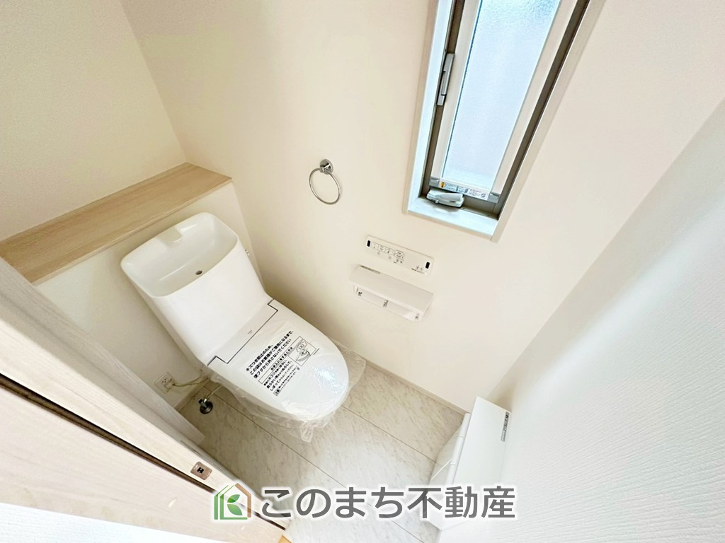 いろどりアイタウン宇都宮市野沢町23-P1　10号棟のトイレ|小窓から換気ができて清潔なトイレスペース☆温水洗浄便座搭載です！
