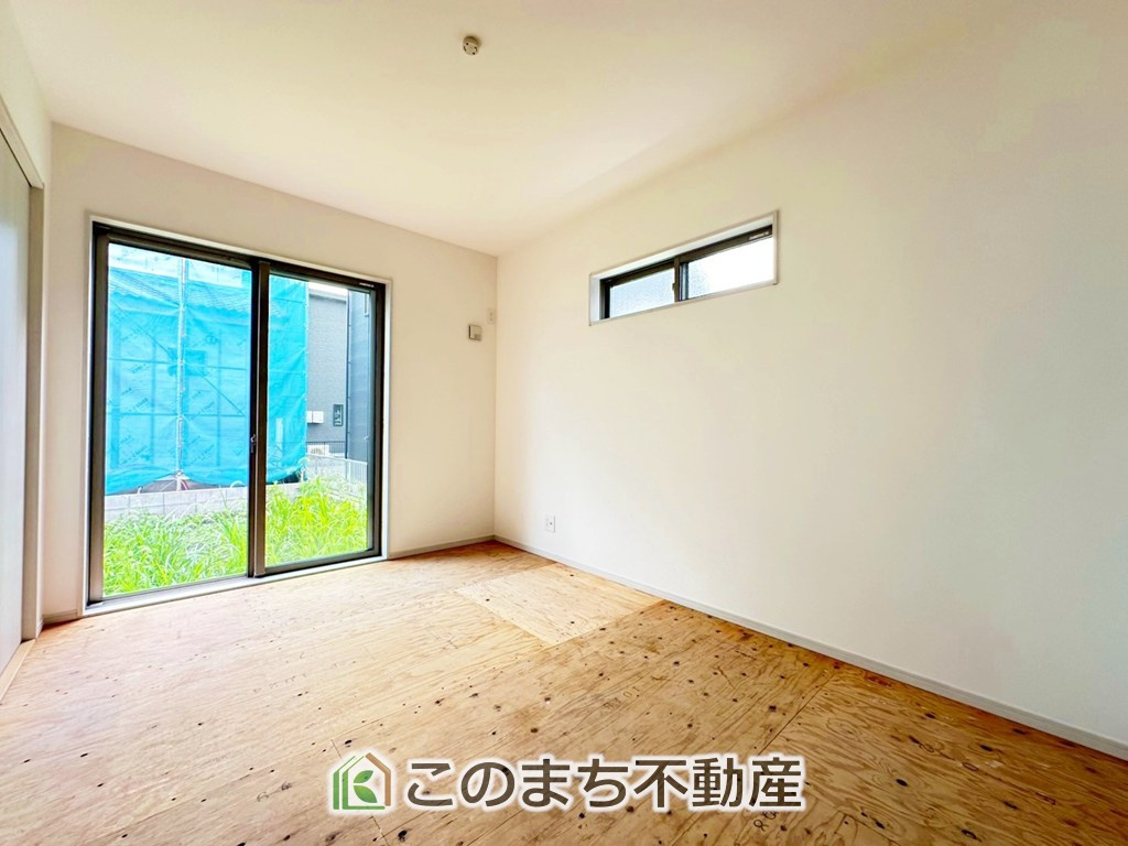 いろどりアイタウン宇都宮市野沢町23-P1　10号棟の和室|お子様のお昼寝にも便利な和室です。大きな窓から暖かな日差しが差し込みます♪

