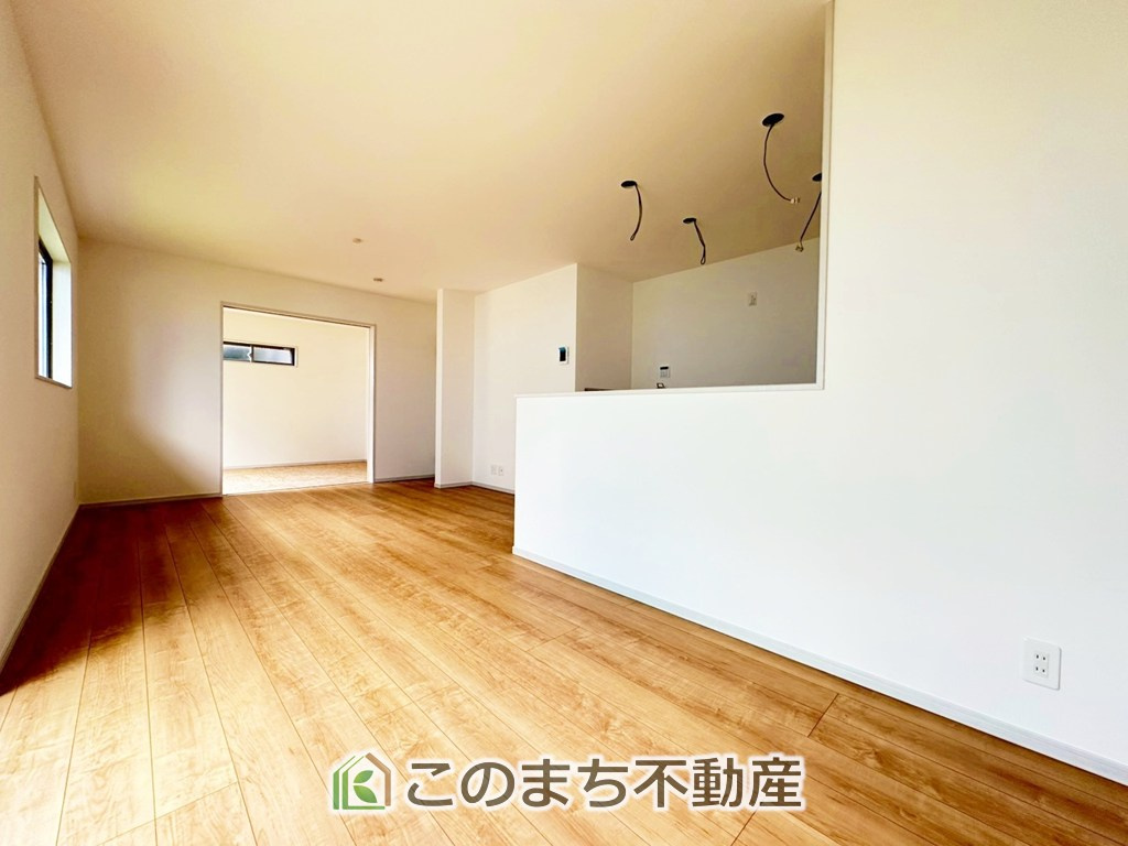いろどりアイタウン宇都宮市野沢町23-P1　10号棟の居間・リビング|"ナチュラルな色調で、窓を多く配置し光を取り込む明るいリビングは家族だんらんの空間です♪
お休みの日は一日中家でリラックス出来る安らぎの空間になります♪"

