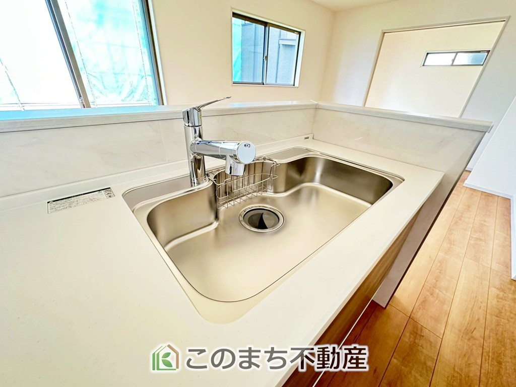 いろどりアイタウン宇都宮市野沢町23-P1　10号棟の設備|ビルトイン型浄水器を内蔵したキッチン水栓。お米を研いだり、野菜を洗ったりするときなど用途に応じてワンタッチで浄水に切り替えが可能です。カートリッジ式なので、フィルターを簡単に交換する事が出来ます。
