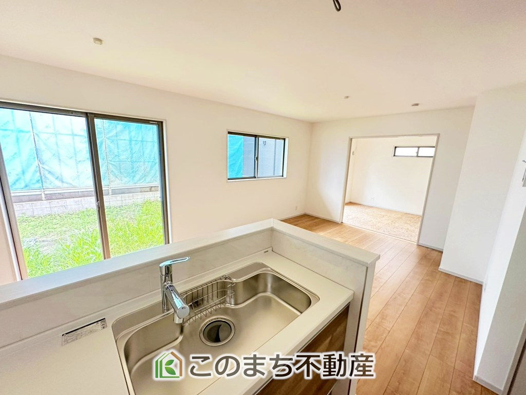いろどりアイタウン宇都宮市野沢町23-P1　10号棟の居間・リビング|南側から暖かな日差しが差し込みます♪キッチンからリビングの様子がよく見渡せます☆
