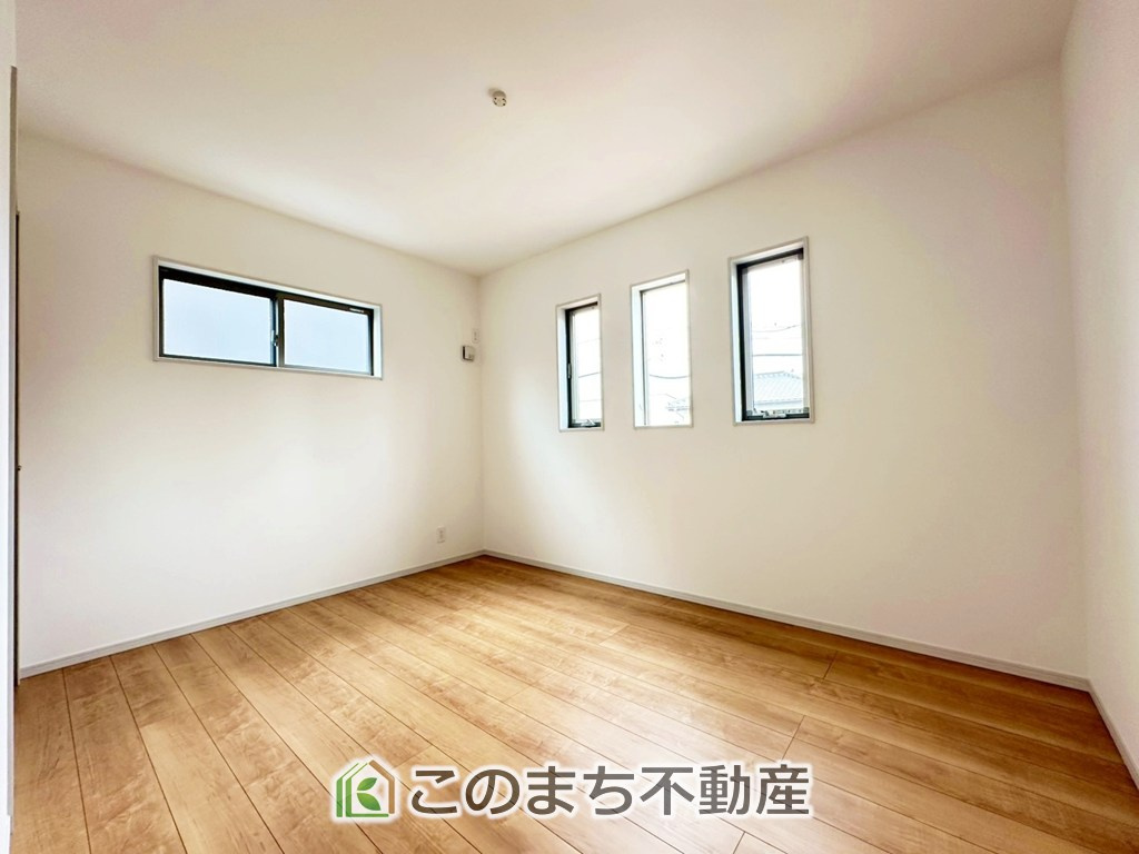 いろどりアイタウン宇都宮市野沢町23-P1　10号棟の洋室|日当たりが良く明るい洋室です。クローゼット付きで家具の配置がしやすく居心地の良いプライベート空間を演出します。
