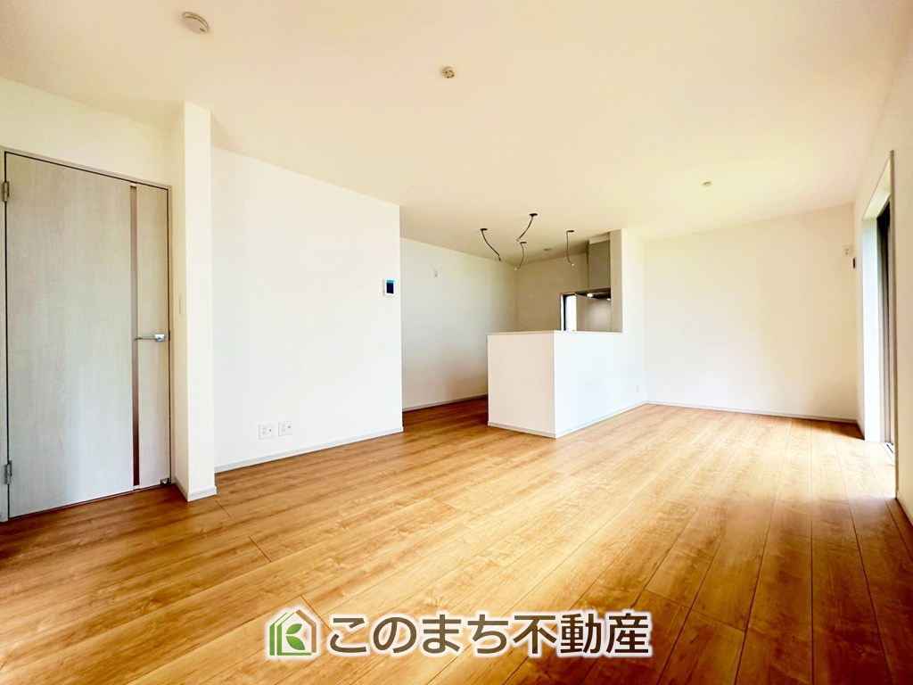 いろどりアイタウン宇都宮市野沢町23-P1　10号棟の居間・リビング|"ＬＤＫは家族団欒スペースとしては十分な広さです！
大きいダイニングテーブル、カウチ付きソファ、大型ＴＶも気兼ねなく配置可能！！"
